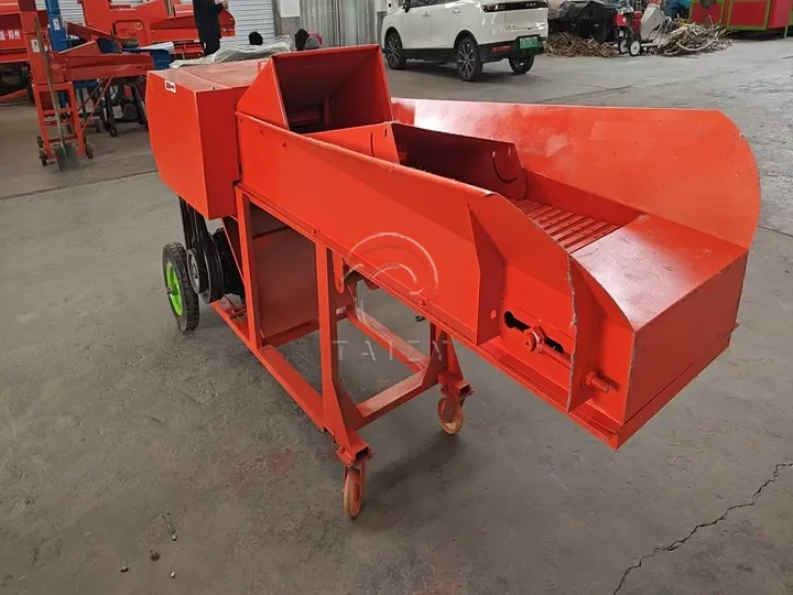 Grass chopping machine for silage making