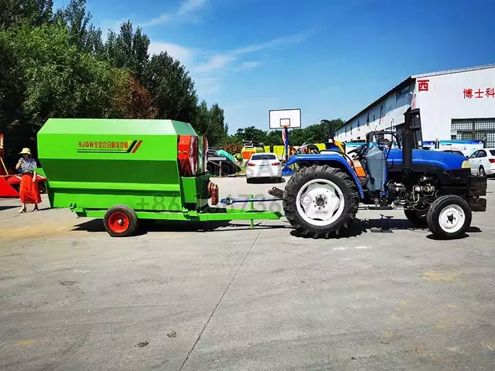 Tmr feed mixer and spreader with tractor