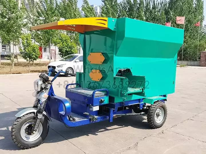 Electric cattle sheep farm feed mixing spreading cart