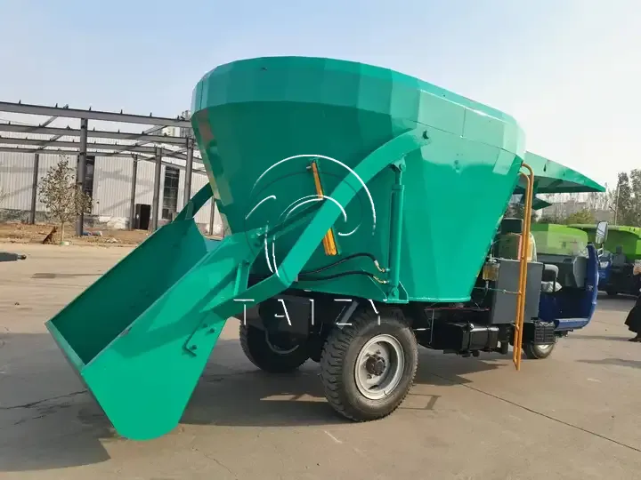 Forage feed spreading cart