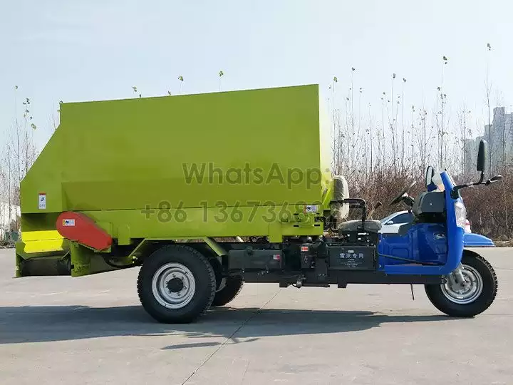 Horizontal feeder mixer cart for livestock