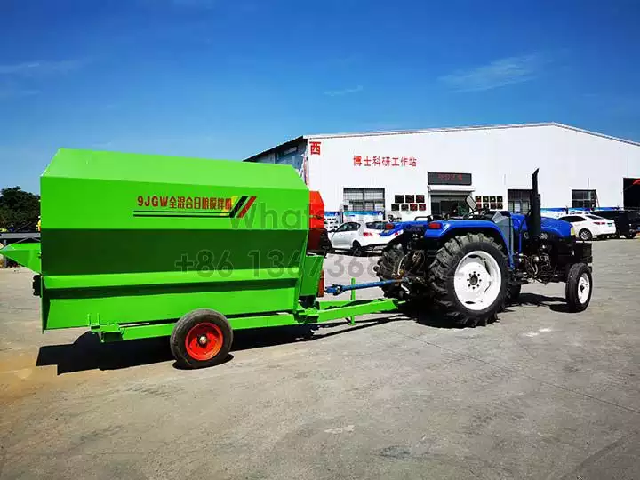 Horizontal silage feed mixer wagon spreader