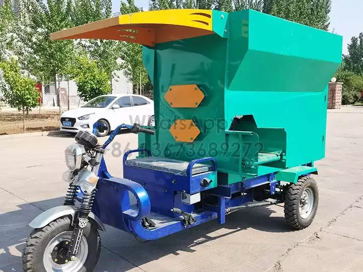 Silage spreader cattle and sheep feeding car