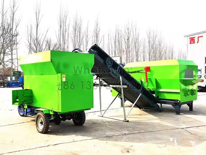 Spreading for cow feed machine with feeding silo
