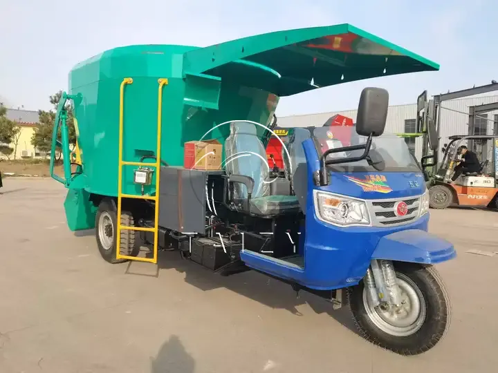 Tricycle feed mixer spreading car for forage