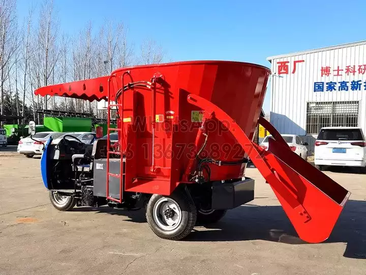 Vertical tmr feed mixing and spreading car with hydraulic loading and shad