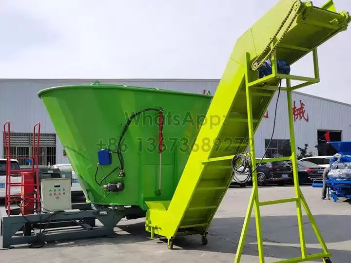 Vertical Tmr Mixer 3 Vertical tmr feed mixer with discharging conveyor belt