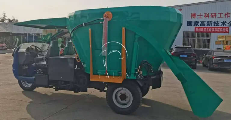 vertical tricycle silage spreader
