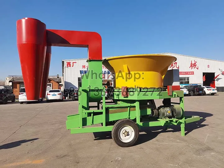 Hay bale chopper with cyclone
