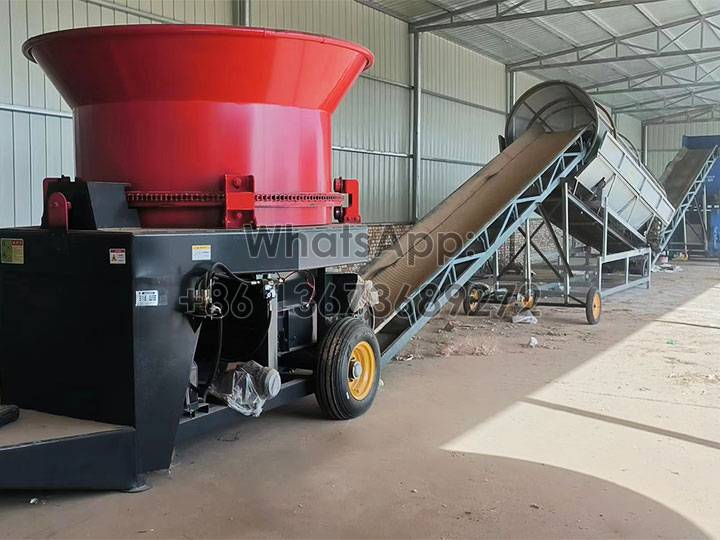 Hay bale grinding machine with conveyor